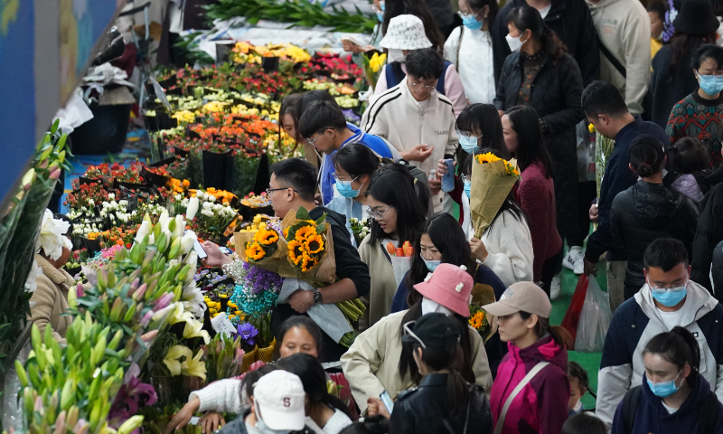 Residents and tourists buy flowers at the Dounan Flower Market in Kunming, Southwest China's Yunnan Province on March 12, 2023. The market is the largest flower wholesale market in Asia and home to over 300 species of 4-6 million flowers or more. On an average day, 20 million freshly cut flowers are sold. Photo: VCG