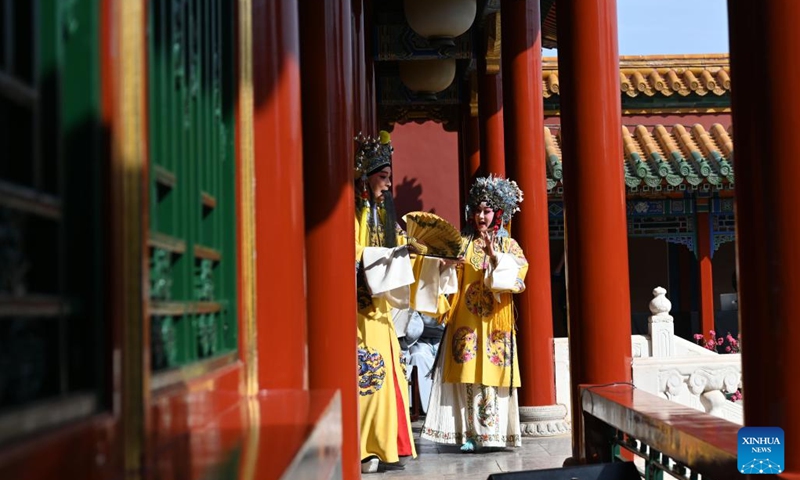 Kunqu opera performers Li An (L) and Yu Bin enact in an excerpt of the traditional repertoire Palace of the Eternal Youth at the Palace Museum in Beijing, capital of China, March 13, 2023. The Palace Museum and Shanghai Kunqu Opera Troupe signed a strategic cooperation agreement here Tuesday to restage Chinese classic operas.(Photo: Xinhua)