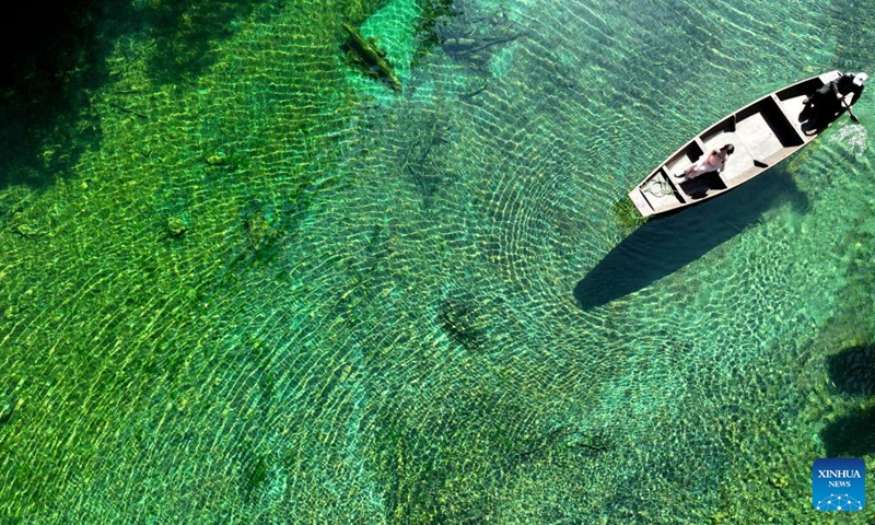 This aerial photo taken on March 14, 2023 shows tourists enjoying boat rides in the Pingshan canyon, a tourist attraction famous for its limpid water, in Hefeng County, Enshi Tujia and Miao Autonomous Prefecture, central China's Hubei Province.(Photo: Xinhua)