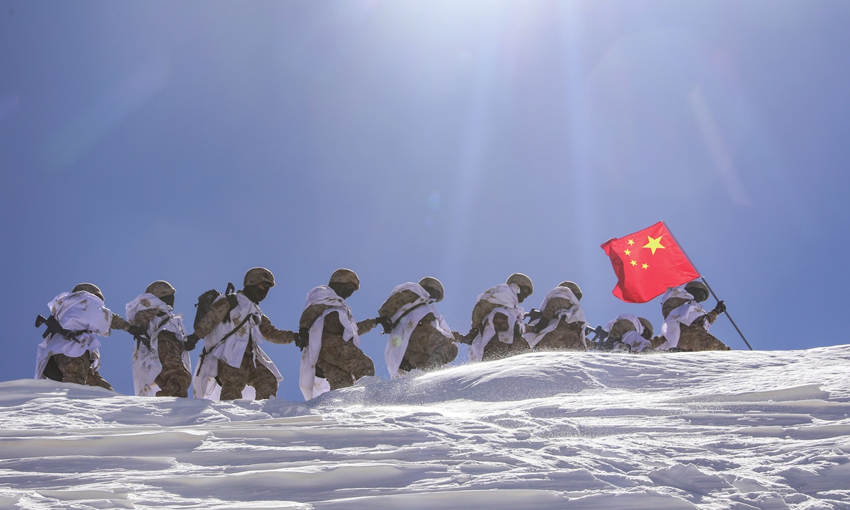 Soldiers walk through snow on March 21, 2023 to conduct a patrol of a mountain pass over 5,200 meters above sea level in Ngari Prefecture, Southwest China's Xizang Autonomous Region. Photo: VCG