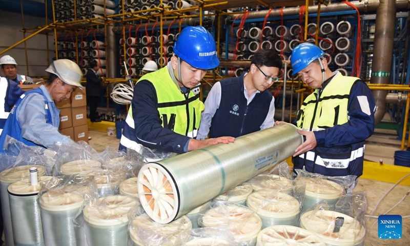 Technicians check equipment at a seawater desalination plant in Qingdao, east China's Shandong Province, March 20, 2023. In recent years, Qingdao has vigorously developed the seawater desalination industry. Through the establishment of large-scale seawater desalination bases and connecting desalinated water to the municipal pipeline network, the city's water resources have been effectively supplemented.(Photo: Xinhua)