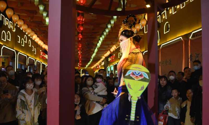 Visitors watch dance performance at a night market in Lanzhou, northwest China's Gansu Province, March 25, 2023. Lanzhou has been continuously promoting its night economy and enriching night consumption forms. The recently-opened night market, featuring the Silk Road cuisine, song and dance, fashion and history, has become an attraction to lots of citizens and tourists. (Xinhua/Chen Bin)