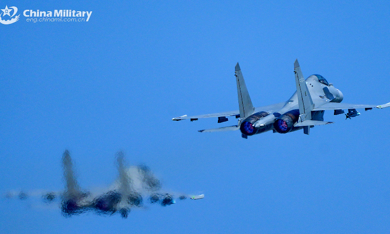 Fighter jets attached to an aviation brigade of the air force under the PLA Eastern Theater Command soar up into the air during recent flight training. (eng.chinamil.com.cn/Photo by Li Jiguang)