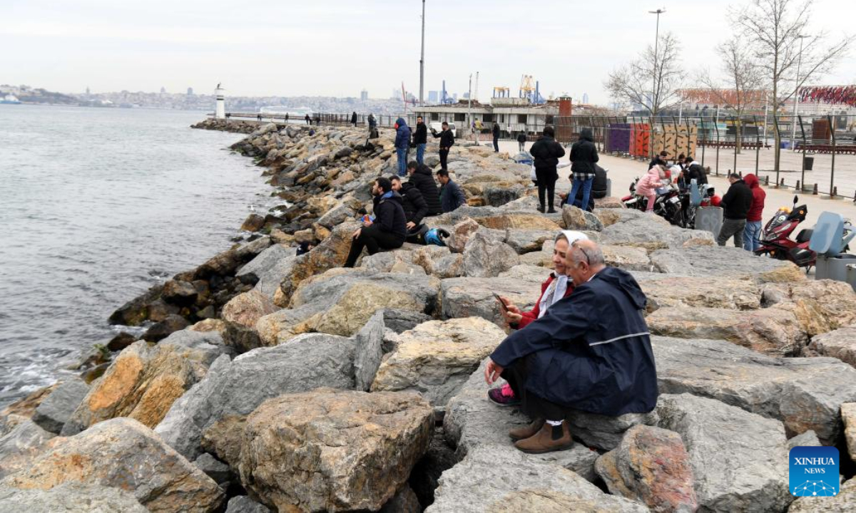 People enjoy leisure time on the bank of the Bosphorus Strait in Istanbul, Türkiye, April 2, 2023. Photo:Xinhua