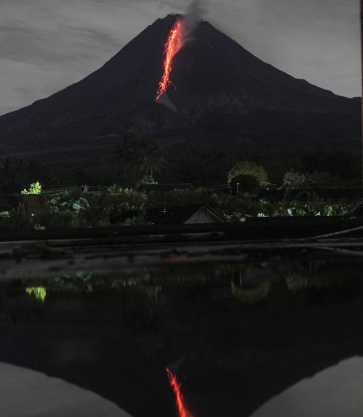 Volcanic materials spew from Mount Merapi volcano as seen from Srumbung village in Magelang, Central Java, Indonesia, March 28, 2023. (Photo by Priyo Utomo/Xinhua)