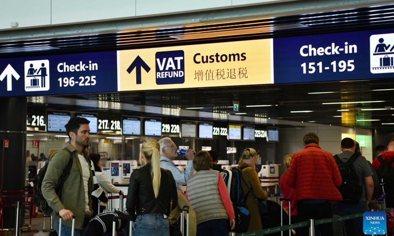 Questa foto scattata il 27 marzo 2023 mostra uno striscione cinese all'aeroporto di Fiumicino a Roma, in Italia.  L'Italia è inclusa nella seconda lista di 40 destinazioni nell'ambito di un programma pilota lanciato dalla Cina per riprendere i viaggi di massa all'estero.  Con la ripresa dei voli passeggeri tra i due Paesi, è previsto un aumento del numero di turisti cinesi.  Molte strutture pubbliche e punti panoramici in Italia ora offrono servizi di lingua cinese.  (Xinhua/Jane Mamengni)