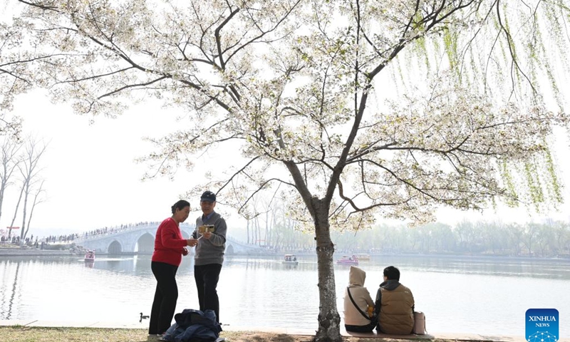 Tourists view cherry blossoms at the Yuyuantan Park in Beijing, capital of China, March 29, 2023.(Photo: Xinhua)