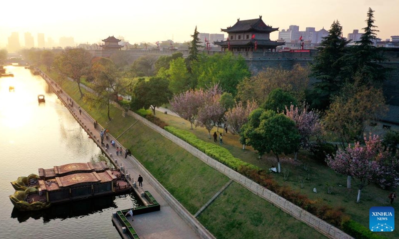 This aerial photo taken on April 1, 2023 shows the sunset scenery of the ancient city wall in Xi'an, northwest China's Shaanxi Province. (Xinhua/Liu Xiao)