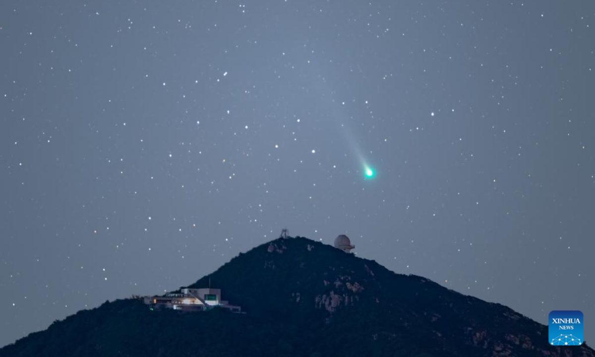 This photomontage taken on Dec. 7, 2021 shows a comet streaking across the night sky over Shenzhen, south China's Guangdong Province. Photo:Xinhua