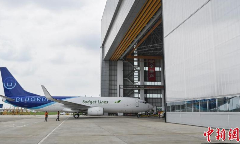 An inbound aircraft undergoes maintenance checks at the One-stop Aircraft Maintenance Industry Base of Hainan Free Trade Port in Haikou, south China's Hainan Province, April 6, 2023. (Photo: China News Service)