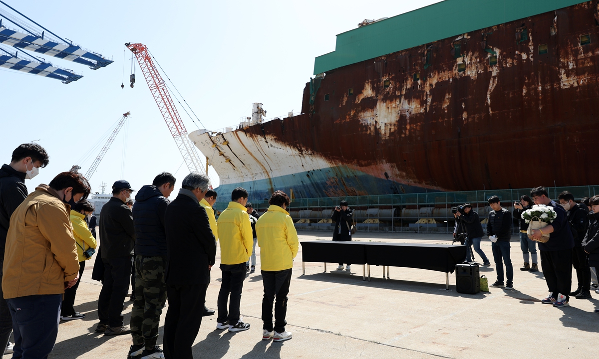 Bereaved families of victims who died in the sinking of MV <em>Sewol</em> Ferry hold a memorial ceremony on April 9, 2023, in South Korea to commemorate the tragedy that happened in 2014 and killed 304 passengers. Nine years on, bereaved families are still urging South Korean government to reveal the complete truth of the disaster, saying that key questions remain shrouded in mystery. 
Photo: VCG