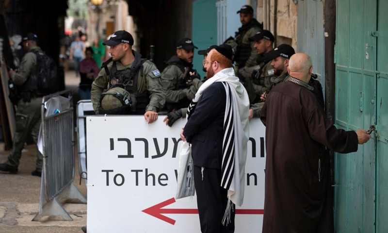 Jewish worshipers pray during traditional blessing ceremony in ...