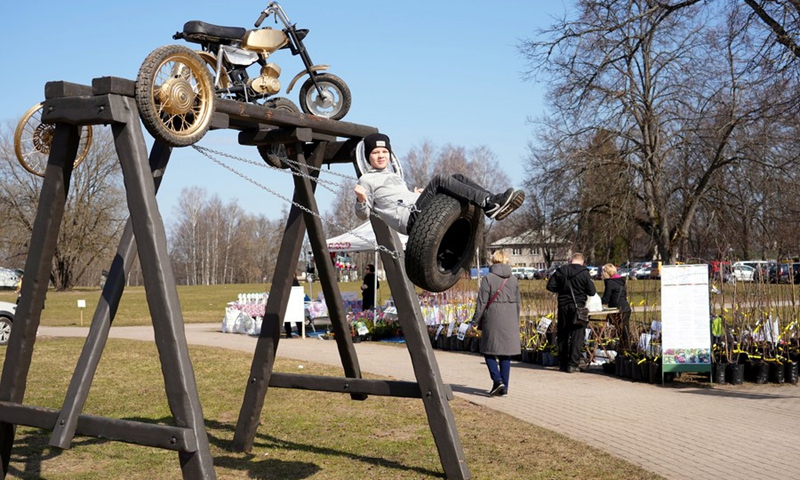 A child plays during the Swing festival in Sigulda, Latvia, April 8, 2023.(Photo: Xinhua)