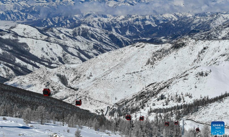 Cable cars run in the Altay Mountains in Koktokay, Fuyun County, northwest China's Xinjiang Uygur Autonomous Region, April 9, 2023. Koktokay in Xinjiang is rich in tourism resources. The international ski resort in Koktokay is very popular among tourists, which attracts snow lovers from all over the world to ski and enjoy the snow here. According to the ski resort, more than 128,000 visitors have visited the resort since March 2023.(Photo: Xinhua)