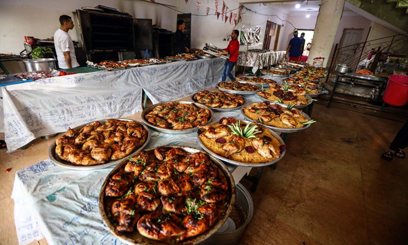 Photo taken on April 9, 2023 shows ready-made iftar meals at the Al-Rahman charity kitchen in Cairo, Egypt. Dozens of volunteers of different ages were busy cooking, packing and preparing meal boxes as their charity kitchen distributes thousands of free meals every day across the capital Cairo during the Muslim holy month of Ramadan.(Photo: Xinhua)