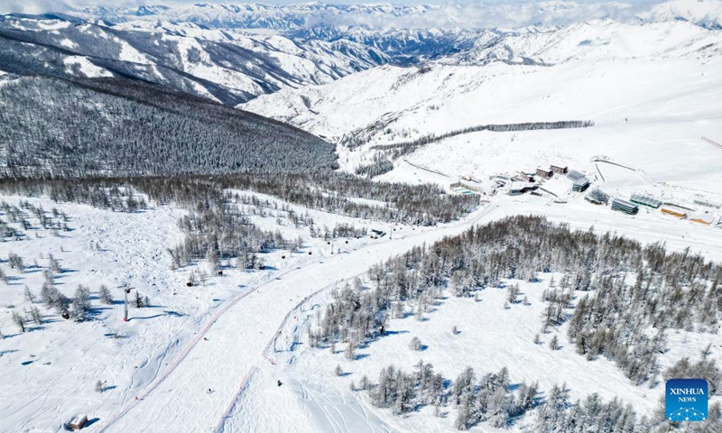 This aerial photo taken on April 9, 2023 shows an international ski resort in Koktokay, Fuyun County, northwest China's Xinjiang Uygur Autonomous Region. Koktokay in Xinjiang is rich in tourism resources. The international ski resort in Koktokay is very popular among tourists, which attracts snow lovers from all over the world to ski and enjoy the snow here. According to the ski resort, more than 128,000 visitors have visited the resort since March 2023.(Photo: Xinhua)