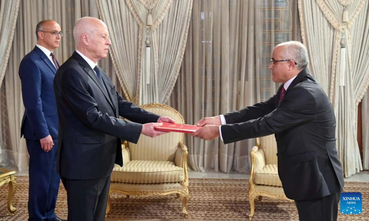 Tunisian President Kais Saied (L, Front) hands over credentials to the new ambassador to Syria Mohamed Mhadhbi in Tunis, Tunisia, on April 27, 2023. Tunisian President Kais Saied has appointed Mohamed Mhadhbi as the country's new ambassador to Syria, according to a statement released by the presidency on Thursday. Photo:Xinhua