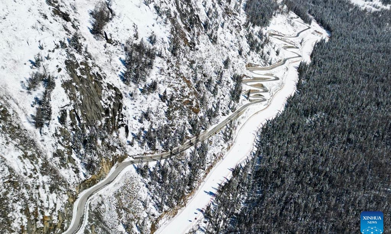 This aerial photo taken on April 9, 2023 shows an international ski resort in Koktokay, Fuyun County, northwest China's Xinjiang Uygur Autonomous Region. Koktokay in Xinjiang is rich in tourism resources. The international ski resort in Koktokay is very popular among tourists, which attracts snow lovers from all over the world to ski and enjoy the snow here. According to the ski resort, more than 128,000 visitors have visited the resort since March 2023.(Photo: Xinhua)