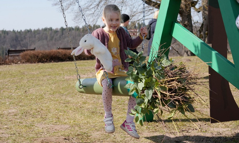 A child plays during the Swing festival in Sigulda, Latvia, April 8, 2023.(Photo: Xinhua)