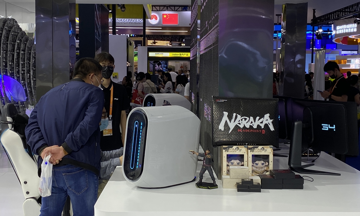 A visitor looks at products displayed at the pavilion of Dell during the China International Consumer Products Expo on April 12, 2023. Photo: Xie Jun/GT