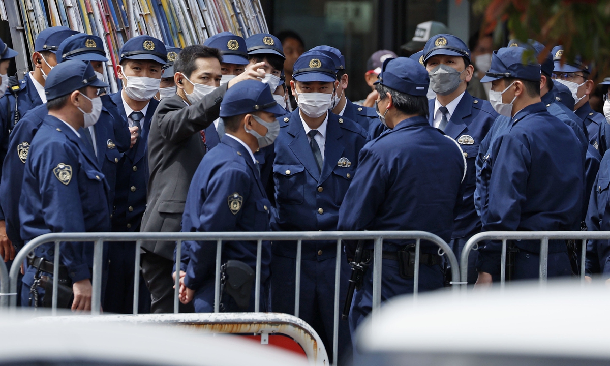 Police officers stay alert near a venue where Japanese Prime Minister Fumio Kishida is giving an outdoor speech in Beppu, Oita 
Prefecture, southwestern Japan, on April 16, 2023. Kishida escaped unharmed the day before after a loud explosion rang out ahead 
of a planned speech in the city of Wakayama. Photo: VCG