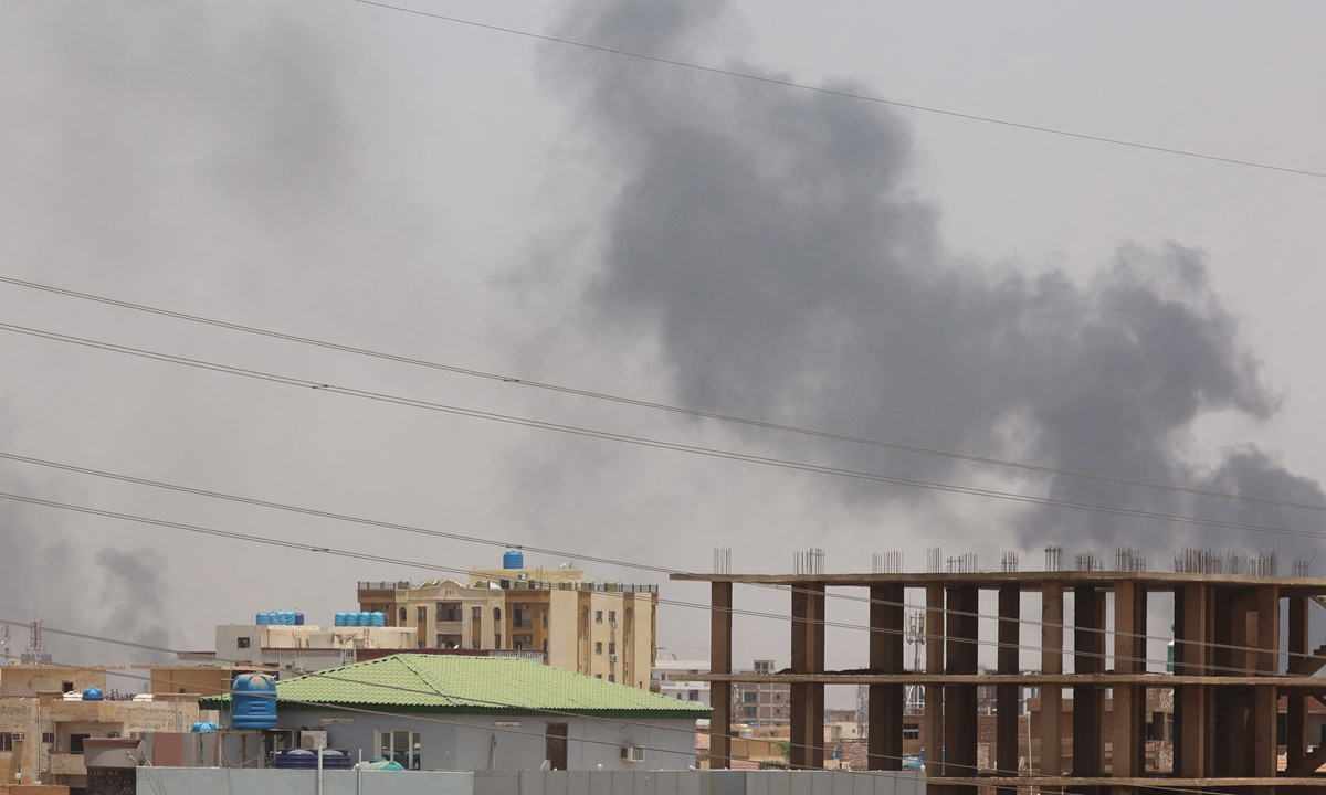 Smoke billows behind residential buildings in eastern Khartoum, the capital city of Sudan on April 17, 2023 as fighting in the country raged for a third day between the forces of two rival generals. Violence erupted early on April 15 after weeks of deepening tensions between army chief Abdel Fattah al-Burhan and his deputy, Mohamed Hamdan Daglo, commander of the heavily armed paramilitary Rapid Support Forces. Photo: AFP