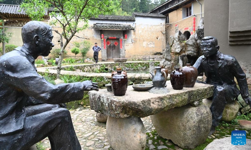 This photo taken on April 20, 2023 shows sculptures in the Beiqian Village of Daixi Township in Pingnan County, southeast China's Fujian Province. Beiqian Village created a multi-format industry based on the integration of the resources of ancient village, folk culture and yellow wine culture.(Photo: Xinhua)