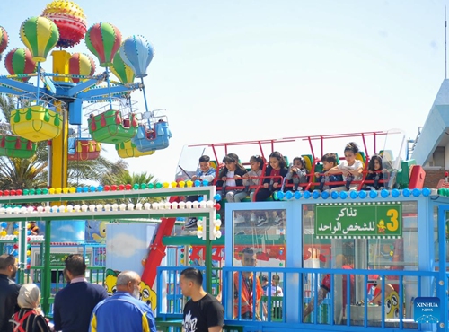 People take their children to play at an entertainment park in celebration of the Eid al-Fitr festival in Tunis, Tunisia on April 21, 2023.(Photo: Xinhua)