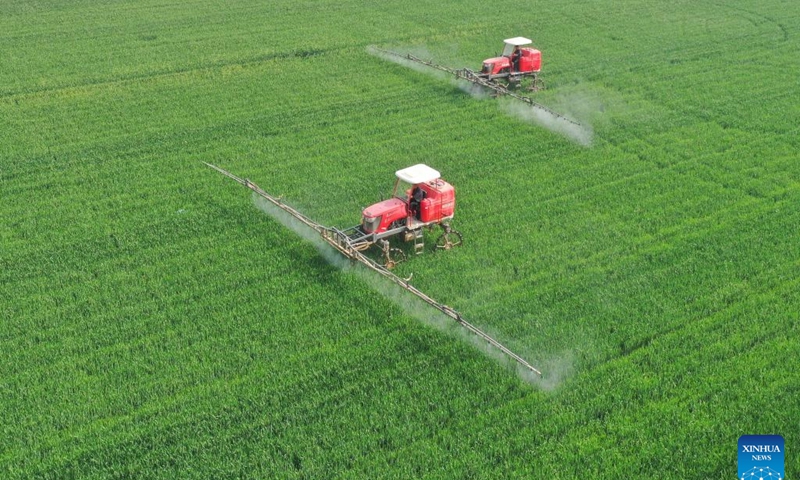 This aerial photo shows farmers spraying pesticide in a wheat field with agricultural machinery in Zhangxiang Village, Heguo Township of Nanhe District in Xingtai City, north China's Hebei Province, April 19, 2023. As the winter wheat enters the heading stage in central and southern Hebei Province, local agricultural departments have been guiding farmers to carry out wheatland management on time to secure a bumper summer harvest.(Photo: Xinhua)