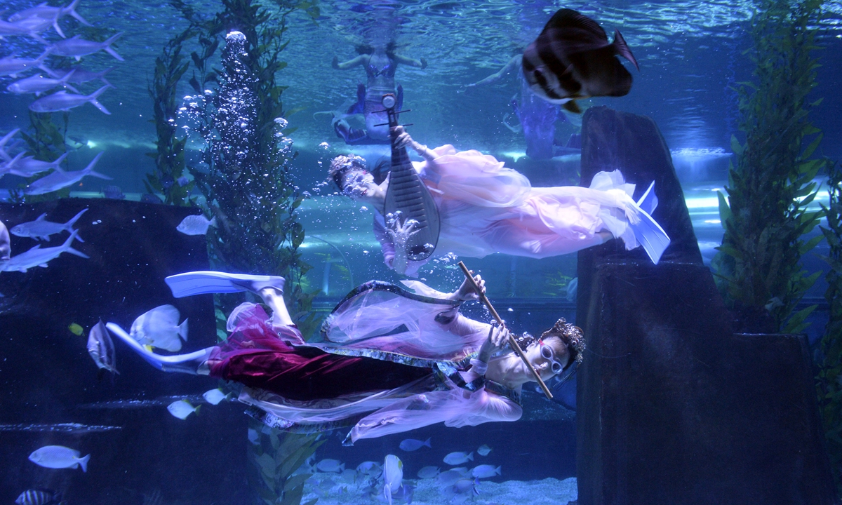 Performers play the Chinese flute (front) and pipa underwater at the Royal Ocean Park in Shenyang, capital of Northeast China's Liaoning Province on April 26, 2023. The Park is expected to welcome a higher number of visitors than usual as the May Day holiday looms closer. Photo: VCG