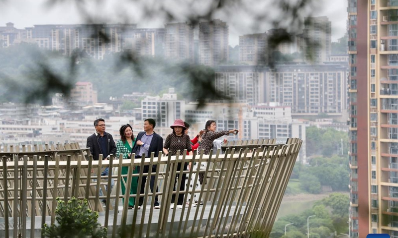 Tourists take a walk on a walkway during the 5-day Labor Day holiday in Fuzhou, southeast China's Fujian Province, April 30, 2023. (Xinhua/Jiang Kehong)