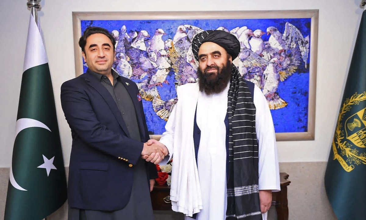 Pakistan's Foreign Minister Bilawal Bhutto Zardari (left) shakes hands with Afghanistan's Foreign Minister Amir Khan Muttaqi during a meeting in Islamabad on May 7, 2023. The two foreign ministers had an efficient discussion on political-economic, commercial relations and facilitating easy round trips for traders across the more than 2,500 kilometers of border they share, according to Afghanistan's foreign affairs ministry. Photo: VCG