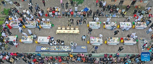 This aerial photo taken on May 8, 2023 shows chefs cooking local specialties during a culinary competition in Tianshi Township, Xianju County of Taizhou City, east China's Zhejiang Province. The culinary competition attracted many tourists to enjoy the delicacies.(Photo: Xinhua)