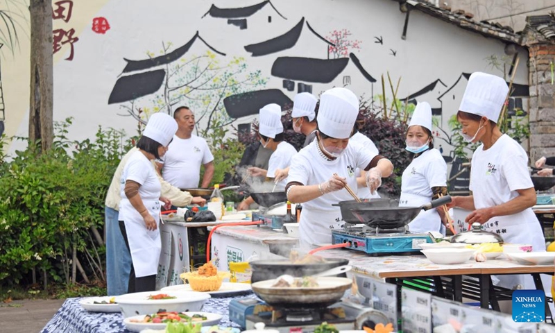 Chefs cook local specialties during a culinary competition in Tianshi Township, Xianju County of Taizhou City, east China's Zhejiang Province. The culinary competition attracted many tourists to enjoy the delicacies.(Photo: Xinhua)