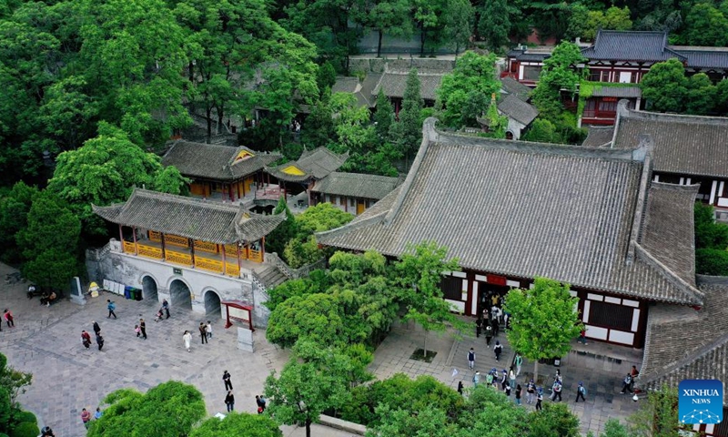 This aerial photo shows tourists visiting the Huaqing Palace scenic area in Xi'an, northwest China's Shaanxi Province, May 5, 2023. Xi'an, a city with over 3,100 years of history, served as the capital for 13 dynasties in Chinese history. It is also home to the world-renowned Terracotta warriors created in the Qin Dynasty (221-207 BC).(Photo: Xinhua)