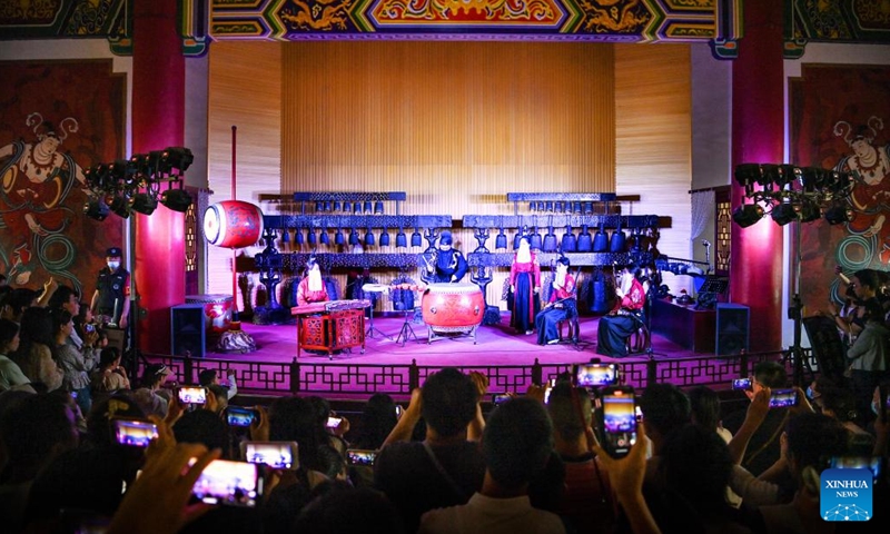 Tourists watch a performance at the Drum Tower in Xi'an, northwest China's Shaanxi Province, May 1, 2023. Xi'an, a city with over 3,100 years of history, served as the capital for 13 dynasties in Chinese history. It is also home to the world-renowned Terracotta warriors created in the Qin Dynasty (221-207 BC). The Drum Tower was initially built in 1380 during the reign of Emperor Hongwu of the Ming Dynasty (1368-1644).(Photo: Xinhua)