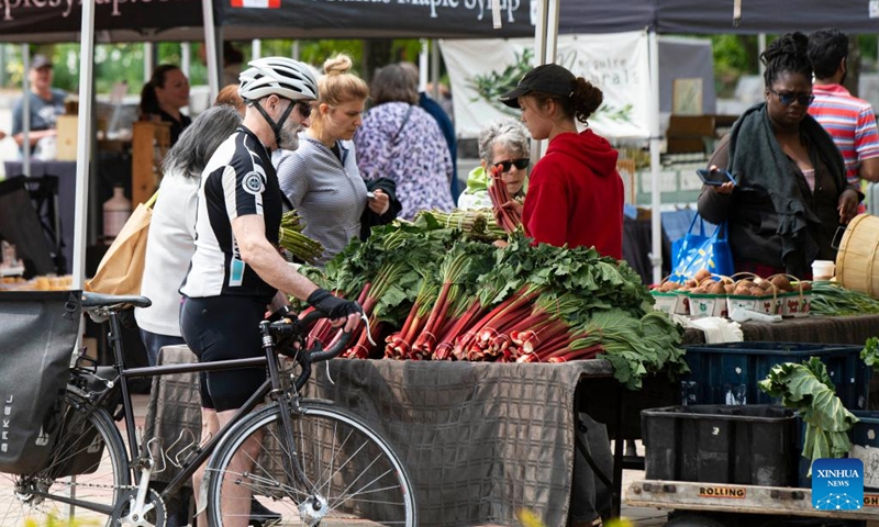 People shop at a farmers' market in Toronto, Canada, on May 16, 2023. Canada's Consumer Price Index (CPI) rose 4.4 percent year over year in April, following a 4.3 percent increase in March, Statistics Canada said Tuesday.(Photo: Xinhua)