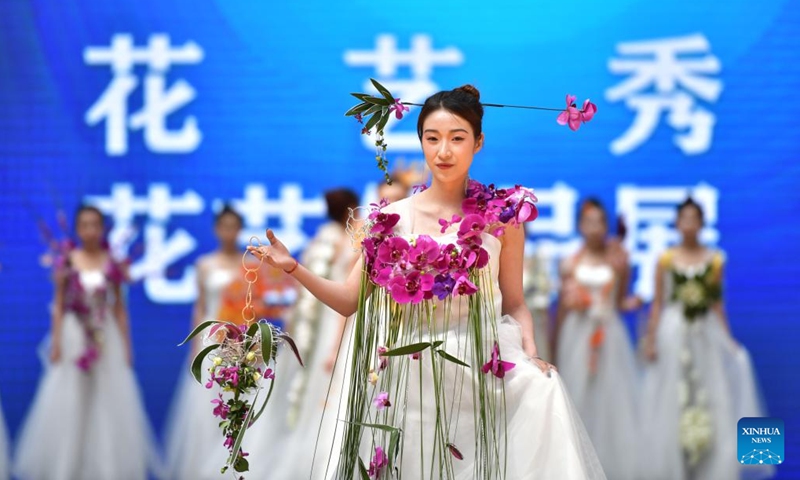 A student from the Liaoning Agricultural Technical College demonstrates flower arrangement artworks in Shenyang, northeast China's Liaoning Province, May 10, 2023. Teachers and professionals in gardening and floriculture presented flower arrangement artworks at the Liaoning Agricultural Technical College on Wednesday.(Photo: Xinhua)