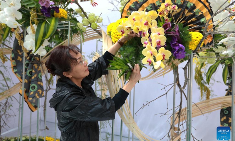 A staff member makes preparations for flower arrangement artworks at the Liaoning Agricultural Technical College in Shenyang, northeast China's Liaoning Province, May 10, 2023. Teachers and professionals in gardening and floriculture presented flower arrangement artworks at the Liaoning Agricultural Technical College on Wednesday.(Photo: Xinhua)