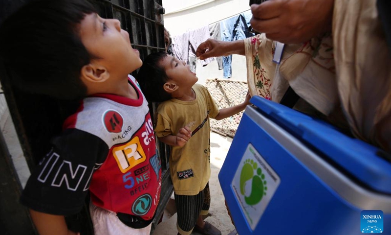 A health worker gives a dose of polio vaccine to a child during an anti-polio vaccination campaign in southern Pakistani port city of Karachi on May 15, 2023. A sub-national anti-polio vaccination campaign kicked off on Monday in selected districts of all provinces in Pakistan, with an aim to vaccinate approximately 23 million children across the country, Pakistan's health ministry said.(Photo: Xinhua)