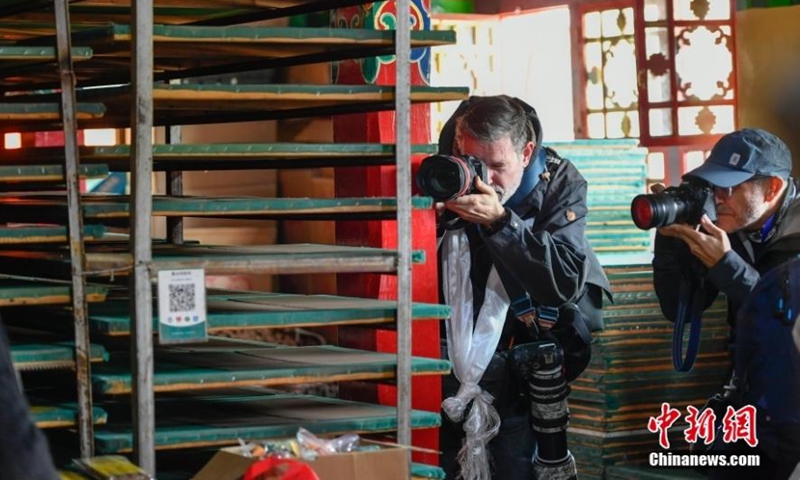 Journalists visit a Tibetan incense workshop in Lhasa, southwest China's Tibet Autonomous Region, June 15, 2023. (Photo/China News Service)