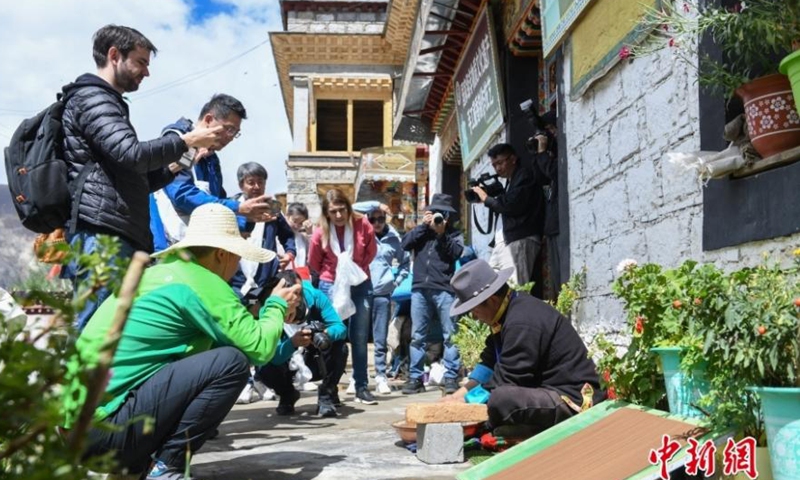 Journalists visit a Tibetan incense workshop in Lhasa, southwest China's Tibet Autonomous Region, June 15, 2023. (Photo/China News Service)