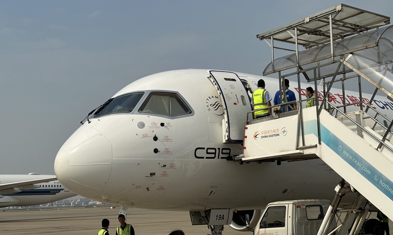 Workers inspect the C919 after landing at the Shanghai Hongqiao International Airport. Photo: Courtesy of Chen Zhencong 