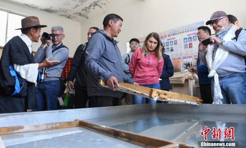 Reporters from home and abroad visit a Tibetan paper-making workshop in Lhasa, southwest China's Tibet Autonomous Region, June 15, 2023. (Photo/China News Service)

A group of 20 journalists from 15 media groups visited Lhasa and experienced the charm of traditional Tibetan culture.