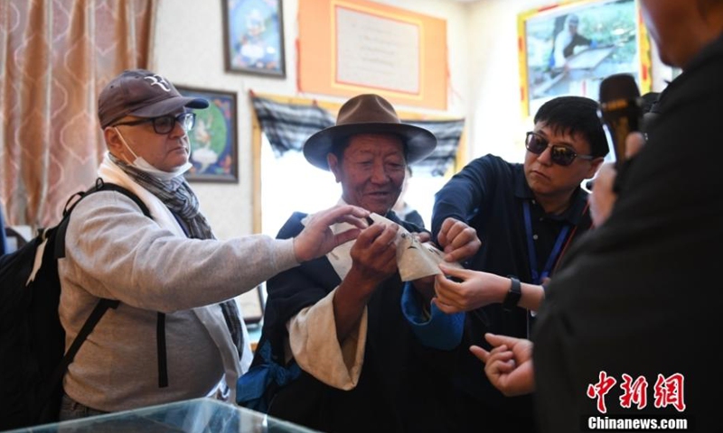 Reporters from home and abroad visit a Tibetan paper-making workshop in Lhasa, southwest China's Tibet Autonomous Region, June 15, 2023. (Photo/China News Service)