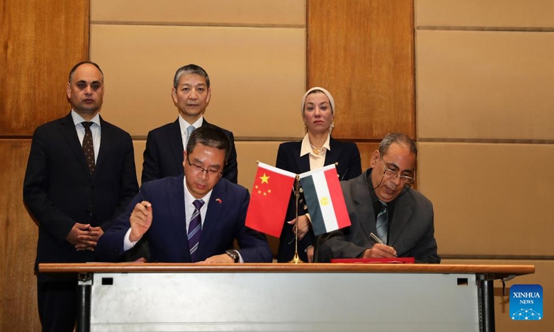 Chinese Ambassador to Egypt Liao Liqiang (C, rear) and Egypt's Minister of Environment Yasmine Fouad (R, rear) are pictured at the delivery ceremony in the Egyptian capital of Cairo, on June 18, 2023. China donated a batch of energy-saving public facilities to Egypt on Sunday to help promote the green transformation and climate adaptation of the North African country.(Xinhua)