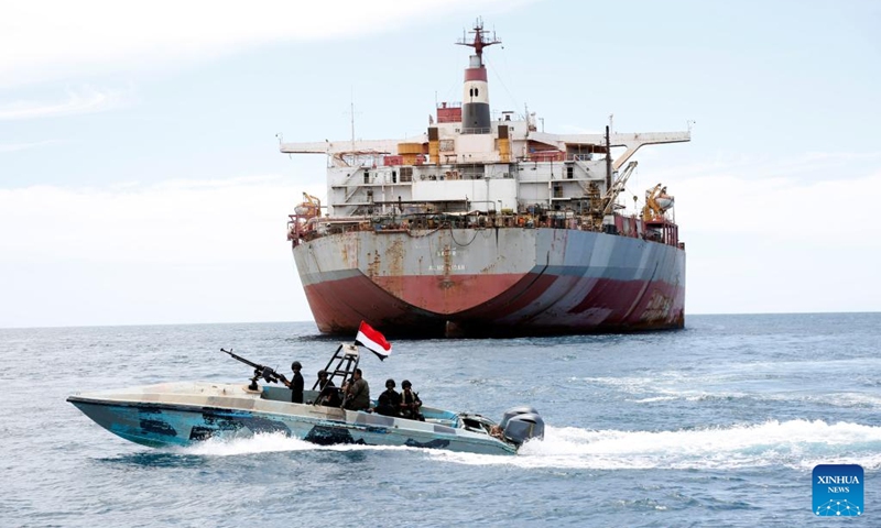 A Yemen's coast guard boat sails past the FSO Safer vessel at Ras Issa port in Hodeidah province, Yemen, on May 30, 2023. A United Nations (UN) ship arrived on Tuesday at the site of the floating storage and offloading (FSO) Safer vessel, a decaying super oil tanker, off the coast of Ras Issa, Hodeidah in western Yemen(Photo: Xinhua)