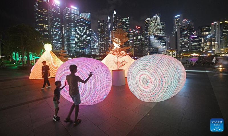 People view light installations during a preview of the i Light Singapore light show at the Marina Bay area in Singapore, May 30, 2023.(Photo: Xinhua)