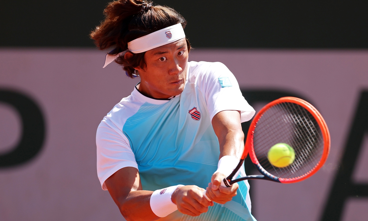 Chinese tennis player Zhang Zhizhen hits a return to Argentina's Thiago Agustin Tirante during the men's singles second-round match at the French Open in Paris on June 1, 2023. After the win, Zhang will take on fourth seed Casper Ruud of Norway for a place in the last 16. Zhang is the first male player from the Chinese mainland to have gone beyond the first round at the clay-court Grand Slam in the Open era. Photo: VCG