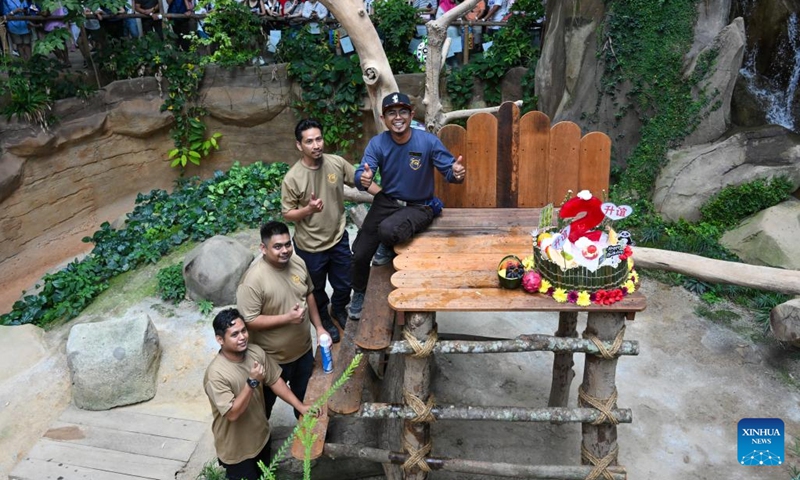 Giant panda caretaker Akmal Hadi Samsuddin (1st R) and his team pose for photos as Giant panda Sheng Yi celebrates its second birthday at the Giant Panda Conservation Center of Zoo Negara near Kuala Lumpur, Malaysia, May 31, 2023. The Giant Panda Conservation Center in Zoo Negara near Kuala Lumpur is currently home to a family of four, including the giant panda father Xing Xing, mother Liang Liang as well as their daughters Yi Yi and Sheng Yi.(Photo: Xinhua)